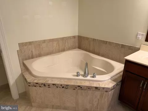 Bath - 2114 Split Creek Ln, Hanover, MD 21076 photo 3 of 5