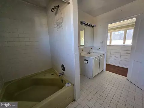 Bath - 110 Woodside Rd, Riva, MD 21140 photo 3 of 3