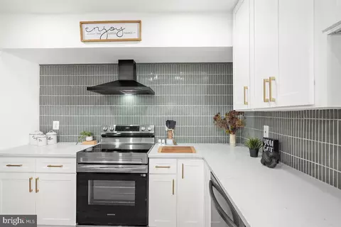 Kitchen - 8411 Echo Dr, Pasadena, MD 21122 photo 4 of 5