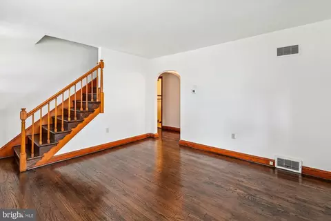 Living - 8481 Greenway Rd, Pasadena, MD 21122 photo 2 of 3