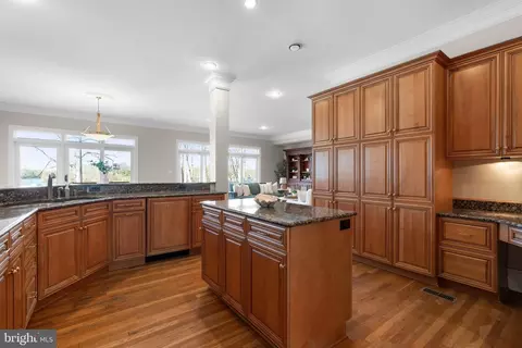 Kitchen - 196 Southdown Rd, Edgewater, MD 21037 photo 3 of 5