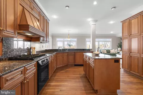 Kitchen - 196 Southdown Rd, Edgewater, MD 21037 photo 4 of 5