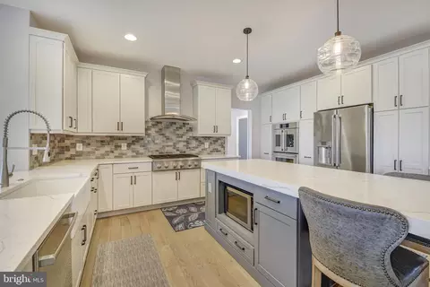 Kitchen - 8938 Sahalee Ct, Pasadena, MD 21122 photo 2 of 4