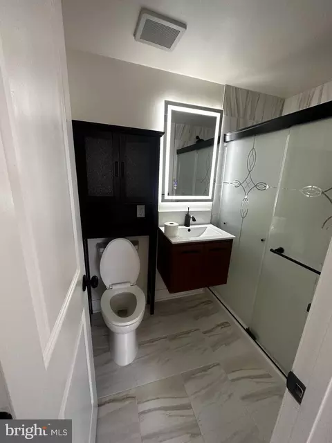 Bath - 1637 Fairhill Dr, Edgewater, MD 21037 photo 2 of 6