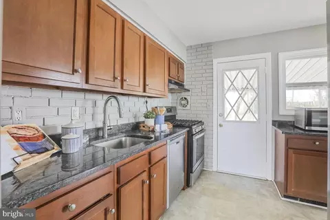 127 Sandy Beach Dr, Pasadena, MD 21122 photo 9