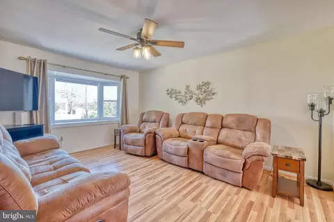 Living - 1613 Colony Rd, Pasadena, MD 21122 photo 1 of 2