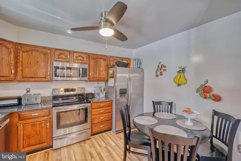 Kitchen - 1613 Colony Rd, Pasadena, MD 21122 photo 2 of 3