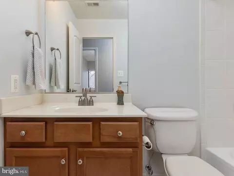 Bath - 1227 E Gemini Dr #1227-E, Annapolis, MD 21403 photo 1 of 3