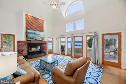 Living - 1601 Cliff Dr, Edgewater, MD 21037 photo 4 of 4