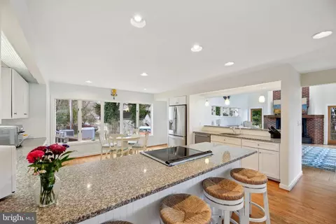 Kitchen - 1601 Cliff Dr, Edgewater, MD 21037 photo 2 of 5