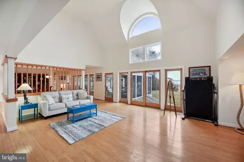 Living - 1601 Cliff Dr, Edgewater, MD 21037 photo 2 of 4