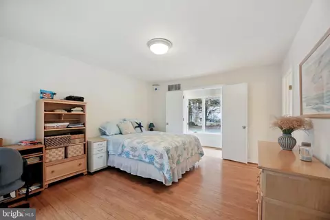 Bedroom - 1601 Cliff Dr, Edgewater, MD 21037 photo 2 of 6