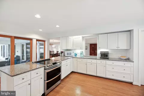 Kitchen - 1601 Cliff Dr, Edgewater, MD 21037 photo 1 of 5