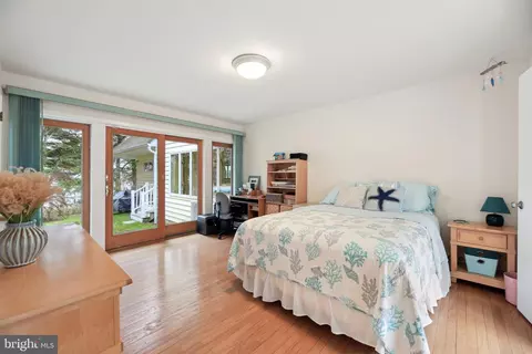 Bedroom - 1601 Cliff Dr, Edgewater, MD 21037 photo 1 of 6