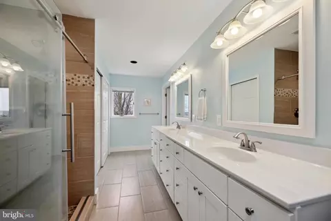 Bath - 1601 Cliff Dr, Edgewater, MD 21037 photo 2 of 4