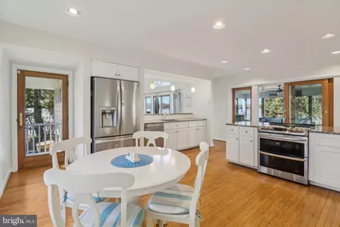 Kitchen - 1601 Cliff Dr, Edgewater, MD 21037 photo 4 of 5