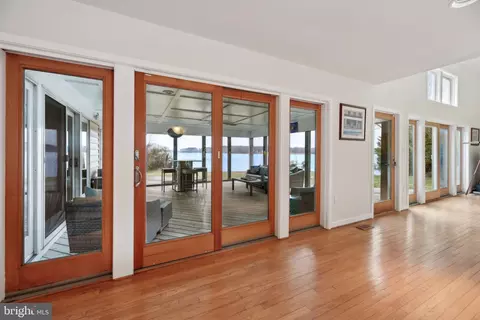 Entry Way - 1601 Cliff Dr, Edgewater, MD 21037 photo 6 of 7