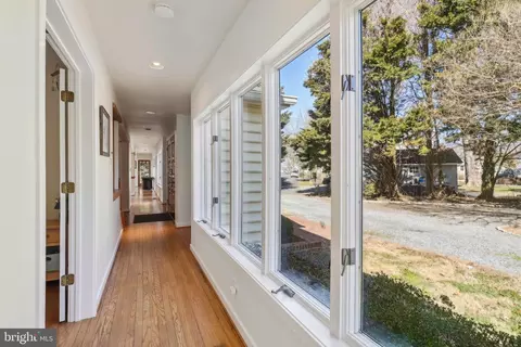 Entry Way - 1601 Cliff Dr, Edgewater, MD 21037 photo 3 of 7