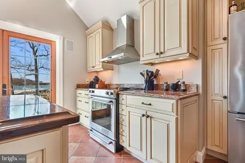 Kitchen - 3528 S River Ter, Edgewater, MD 21037 photo 4 of 4