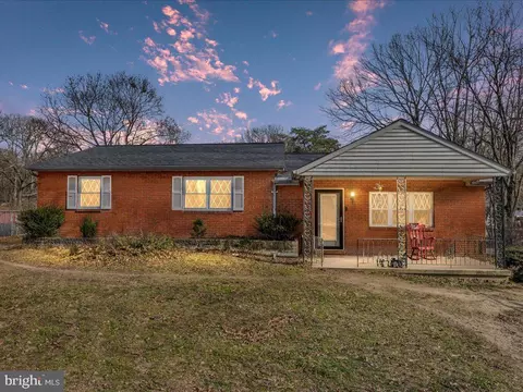8121 Armiger Dr, Pasadena, MD 21122