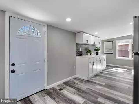 Entry Way - 7704 Edgewood Ave, Pasadena, MD 21122 photo 3 of 7