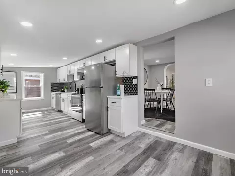 Entry Way - 7704 Edgewood Ave, Pasadena, MD 21122 photo 2 of 7