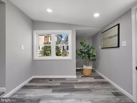 Entry Way - 7704 Edgewood Ave, Pasadena, MD 21122 photo 6 of 7
