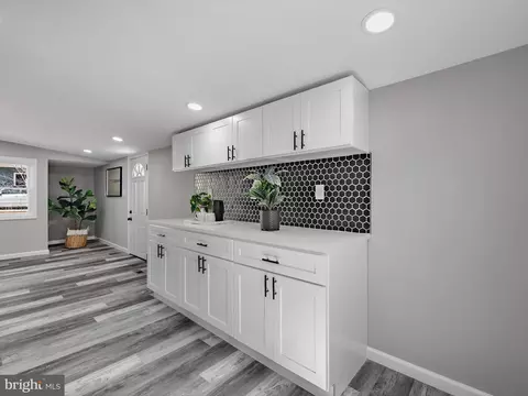 Entry Way - 7704 Edgewood Ave, Pasadena, MD 21122 photo 1 of 7