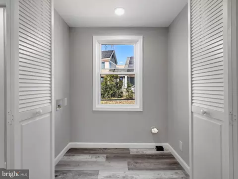 Entry Way - 7704 Edgewood Ave, Pasadena, MD 21122 photo 4 of 7
