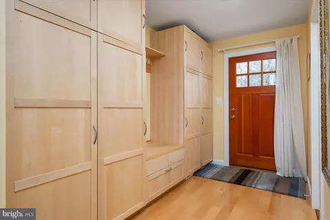 Entry Way - 169 E Bay View Dr, Annapolis, MD 21403 photo 2 of 7