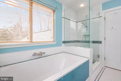 Bath - 169 E Bay View Dr, Annapolis, MD 21403 photo 4 of 5