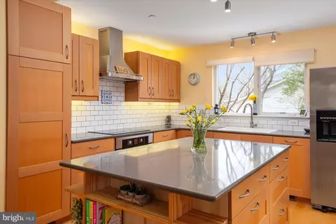 Kitchen - 169 E Bay View Dr, Annapolis, MD 21403 photo 2 of 3