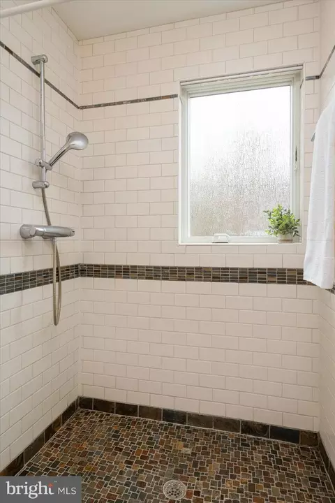 Bath - 169 E Bay View Dr, Annapolis, MD 21403 photo 2 of 5