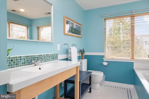 Bath - 169 E Bay View Dr, Annapolis, MD 21403 photo 3 of 5