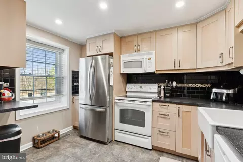 Kitchen - 8089 Wolsey Ct, Pasadena, MD 21122 photo 2 of 2