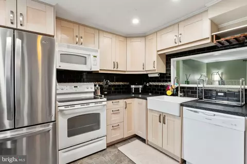 Kitchen - 8089 Wolsey Ct, Pasadena, MD 21122 photo 1 of 2