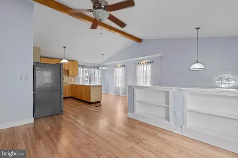 Living - 7796 Catherine Ave, Pasadena, MD 21122 photo 1 of 2