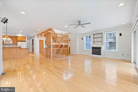 Living - 322 Piney Point Rd, Pasadena, MD 21122 photo 3 of 8