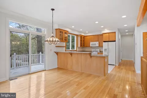 Entry Way - 322 Piney Point Rd, Pasadena, MD 21122 photo 3 of 5