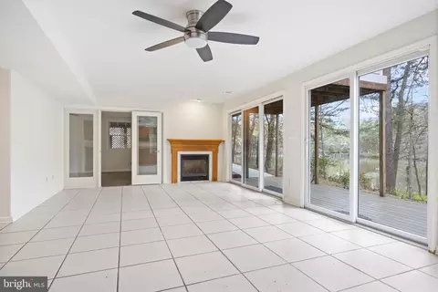Living - 322 Piney Point Rd, Pasadena, MD 21122 photo 7 of 8