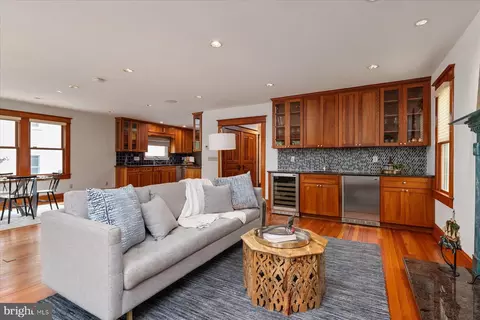 Living - 313 Chesapeake Ave, Annapolis, MD 21403 photo 5 of 6