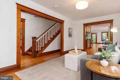Entry Way - 313 Chesapeake Ave, Annapolis, MD 21403 photo 2 of 6