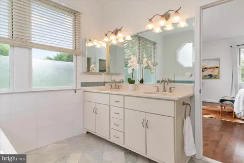 Bath - 313 Chesapeake Ave, Annapolis, MD 21403 photo 3 of 4