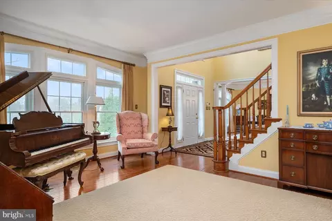 Entry Way - 8931 Sahalee Ct, Pasadena, MD 21122 photo 3 of 8