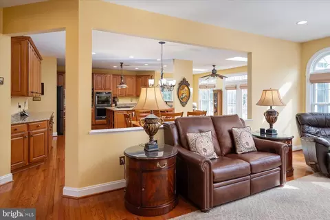 Entry Way - 8931 Sahalee Ct, Pasadena, MD 21122 photo 4 of 8