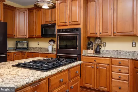 Kitchen - 8931 Sahalee Ct, Pasadena, MD 21122 photo 3 of 4