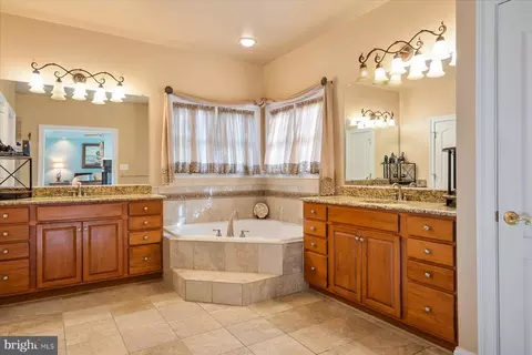 Bath - 8931 Sahalee Ct, Pasadena, MD 21122 photo 2 of 5