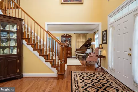 Entry Way - 8931 Sahalee Ct, Pasadena, MD 21122 photo 2 of 8