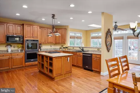 Kitchen - 8931 Sahalee Ct, Pasadena, MD 21122 photo 1 of 4
