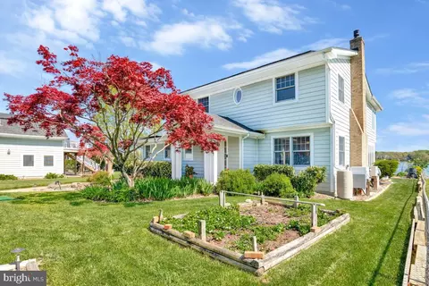 Exterior - 201 Edgewater Dr, Edgewater, MD 21037 photo 5 of 9